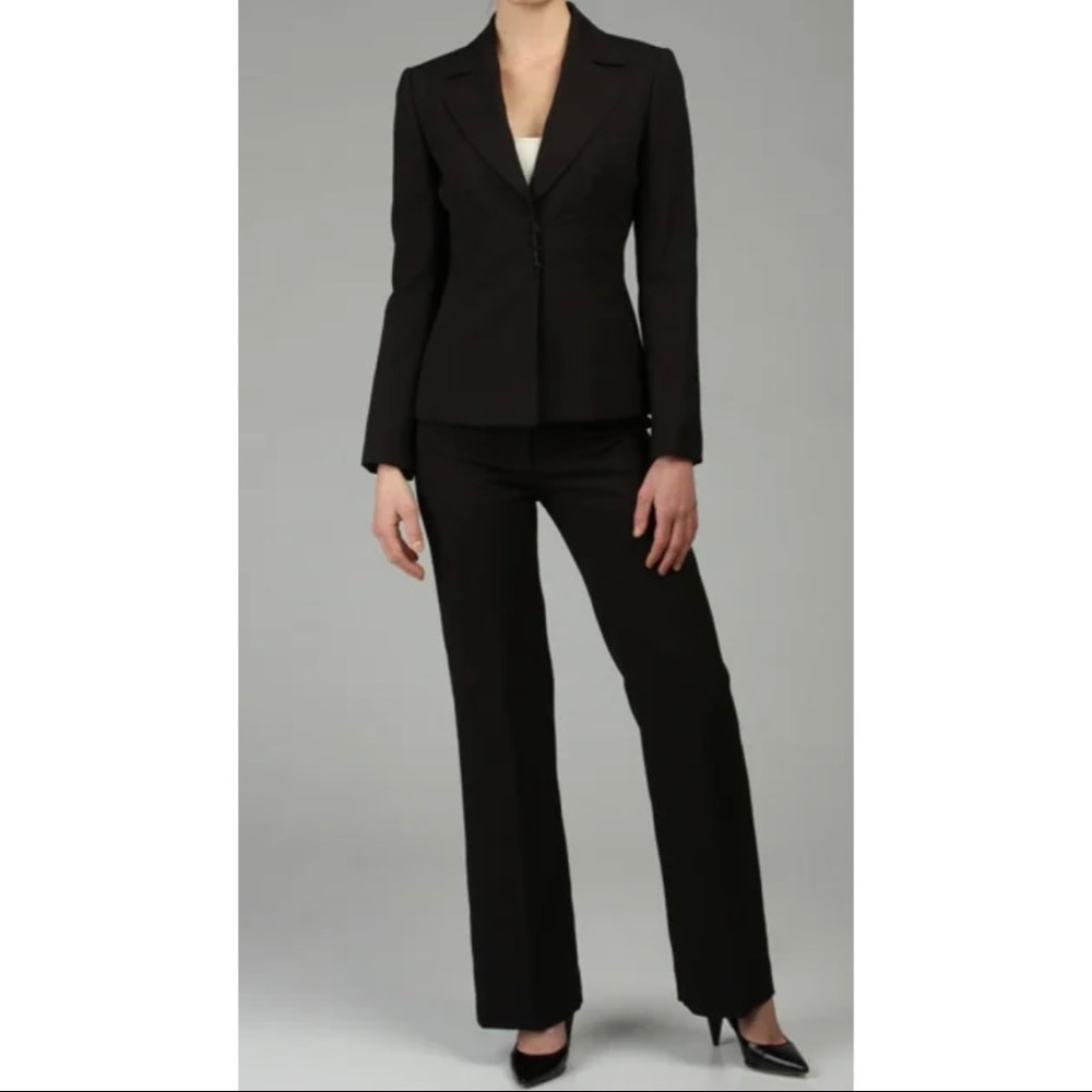 NWOT 🎉 Tahari Suit